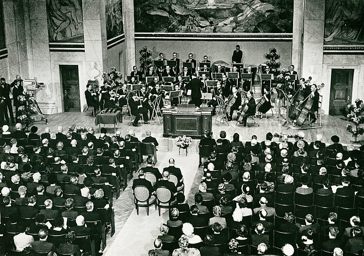 Verleihung des Friedens­no­bel­preises an das Internationale Komitee vom Roten Kreuz (IKRK) und die Liga der Rotkreuz­ge­sell­schaften (heute IFRK) in Oslo 1963 (IFRK)