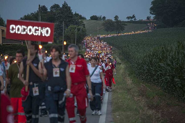 Fackelzug von Rotkreuzhelfern aus verschiedenen Nationen von Solferino nach Castiglione im Andenken an die Schlacht von Solferino