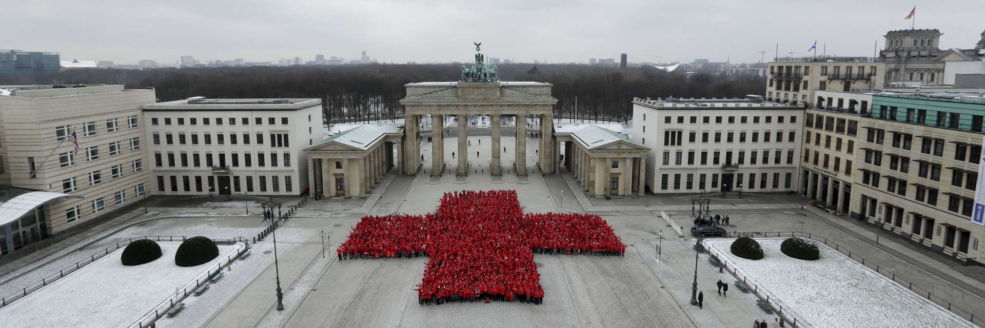 Jubiläum 150 Jahre DRK: Rotes Kreuz vor dem Brandenburger Tor in Berlin