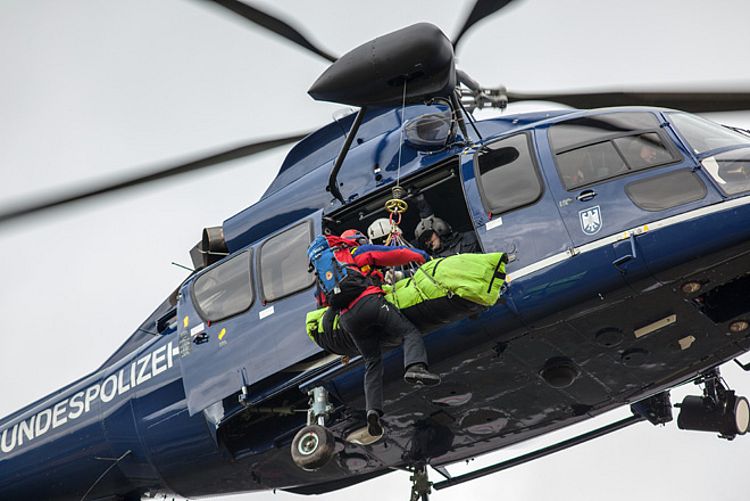 Bergwacht Hessen und Fliegerstaffel der Bundespolizei bei einer gemeinsamen Übung