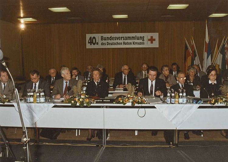 Vereinigung der beiden deutschen Rotkreuzgesellschaften auf der 40. Bundesversammlung des DRK am 9. November 1990