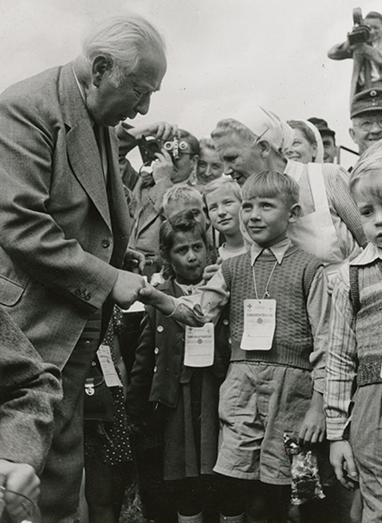 Bundespräsident Theodor Heuss begrüßt Berliner Kinder, die im Rahmen der ersten "Kinderluftbrücke" ihre Ferien in Westdeutschland verbringen können