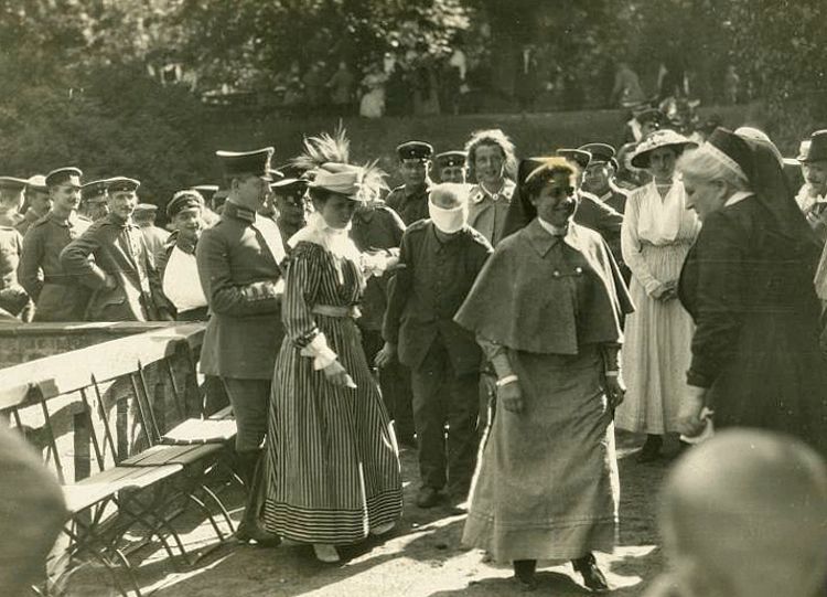 Schwestern aus dem Charlottenburger Cecilienhaus bei einem Spaziergang mit verwundeten Soldaten (DRK)