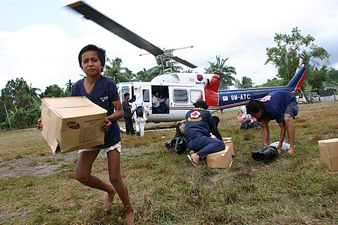 Anlieferung von Hilfsgütern in der Region Aceh auf Sumatra im Januar 2005