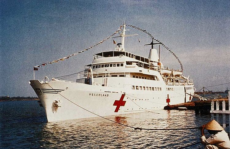 DRK-Hospitalschiff "Helgoland" vor Anker in Da Nang, 1968