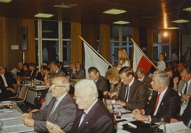 Vereinigung der beiden deutschen Rotkreuzgesellschaften auf der 40. Bundesversammlung des DRK am 9. November 1990