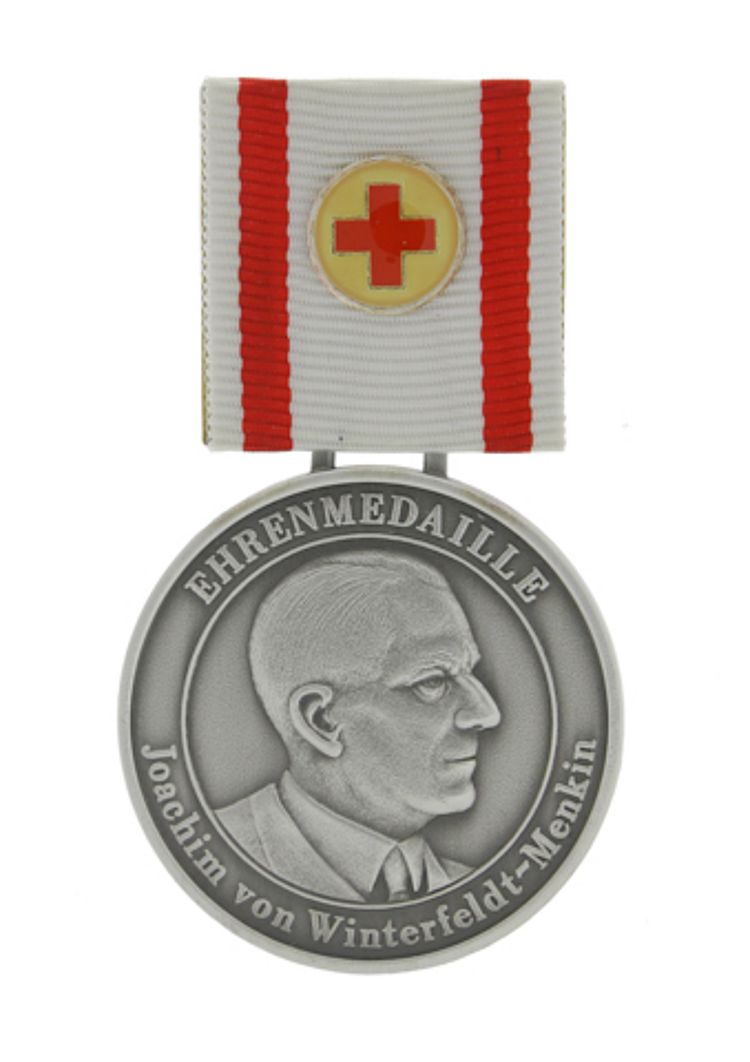 Zur Erinnerung an Joachim von Winterfeldt-Menkin stiftete der Landesverband Brandenburg diese Verdienstmedaille, Rotkreuz-Museum Luckenwalde