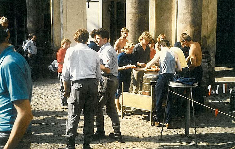 Einsatz des DRK auf dem Prager Botschaftsgelände zur Versorgung der Flüchtlinge mit Essen und Hilfsgütern