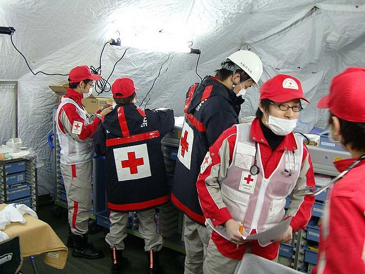 Medizinisches Personal vom Japanischen Roten Kreuz in einer provisorischen Versorgungsstation 