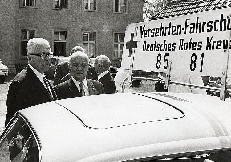 Begutachtung eines Fahrzeugs der "Versehrten-Fahrschule des Deutschen Roten Kreuzes" 