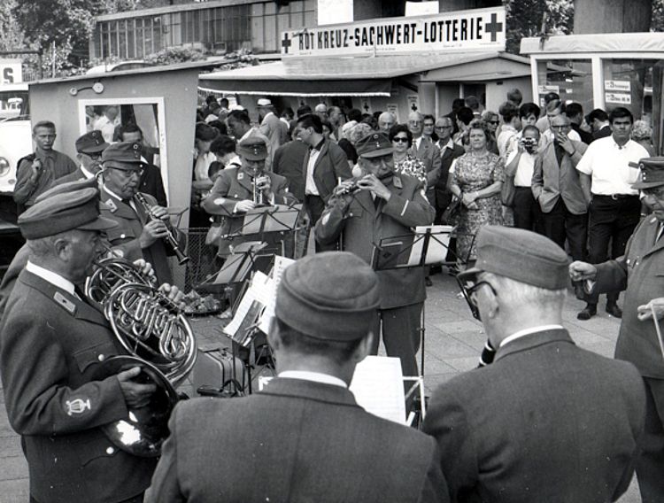 Das Westberliner DRK-Orchester spielt zur Unterstützung einer Rotkreuzlotterie, um 1970