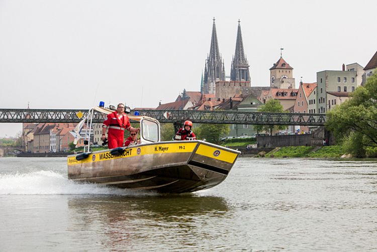 Motorboot der heutigen DRK-Wasserwacht Regensburg bei der Fahrt auf der Donau (Jörg F. Müller / DRK)