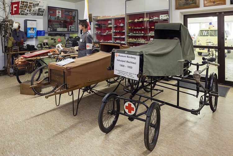 Rotkreuz-Museum Nürnberg: ein Veloziped (Nachbau), wie sie von 1900 bis 1920 in Gebrauch waren