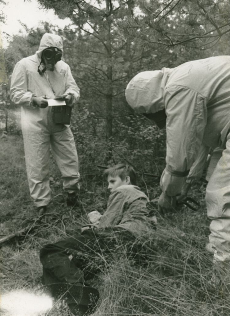 Einsatzübung einer Hilfszugstaffel des DRK Nottuln: ein 'Verletzter' wird von Strahlenschutzhelfern auf Radioaktivität untersucht (Werner Hohmann / DRK)