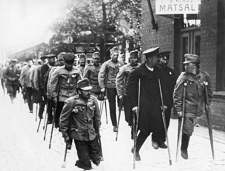 Gefangenenaustausch durch das Schwedische Rote Kreuz: kriegsverletzte deutsche und österreichische Soldaten am Bahnhof von Hallsberg (IKRK)