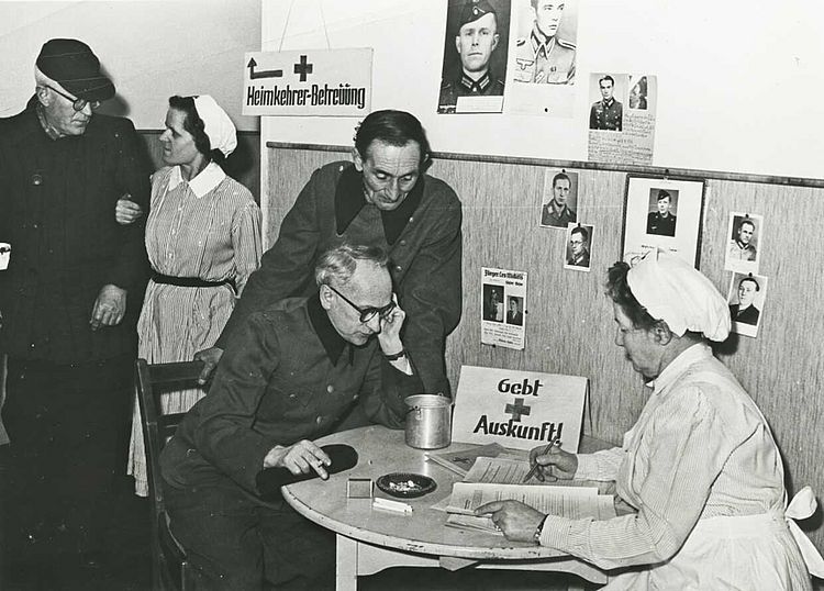 Aus der Dienststelle des DRK-Flüchtlingshilfswerks in Flensburg entwickelte sich nach dem Krieg der spätere Suchdienst, 1945 (DRK)