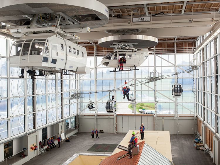 Übung der Bergwacht im Zentrum für Sicherheit und Ausbildung (ZSA) der Bergwacht Bayern in Bad Tölz