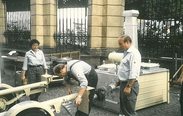 Einsatz des DRK auf dem Botschaftsgelände in Prag: Helfer eines Hilfszuges bauen Feldküchen zur Versorgung der Flüchtlinge auf