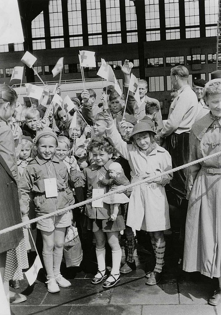 Kinder und eine Betreuerin vom DRK auf dem Flughafen Berlin-Tempelhof vor dem Abflug