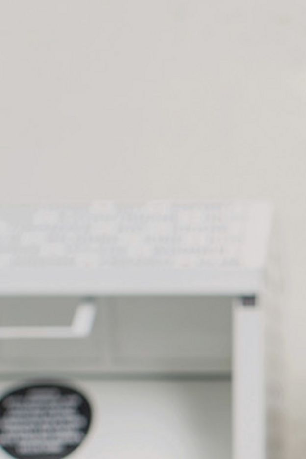 Kleidersammlung des DRK und Altkleidercontainer: junge Frau mit Altkleidersack vor einem Container des DRK