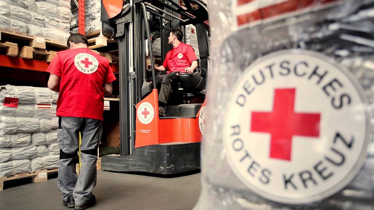 Hilfsgüter-Logistik beim Deutschen Roten Kreuz - vom Flughafen Schönefeld in die Welt